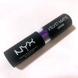 エヌワイエックス(NYX)の【新品】NYX リップ 紫 VELVET MATTE LIPSTICK(口紅)