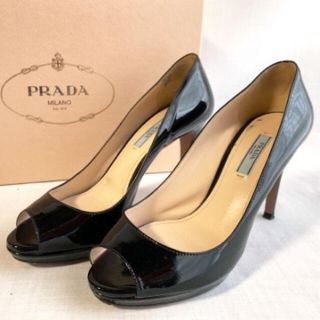 プラダ(PRADA)のプラダ パテント オープントゥ サンダル パンプス 黒37(ハイヒール/パンプス)