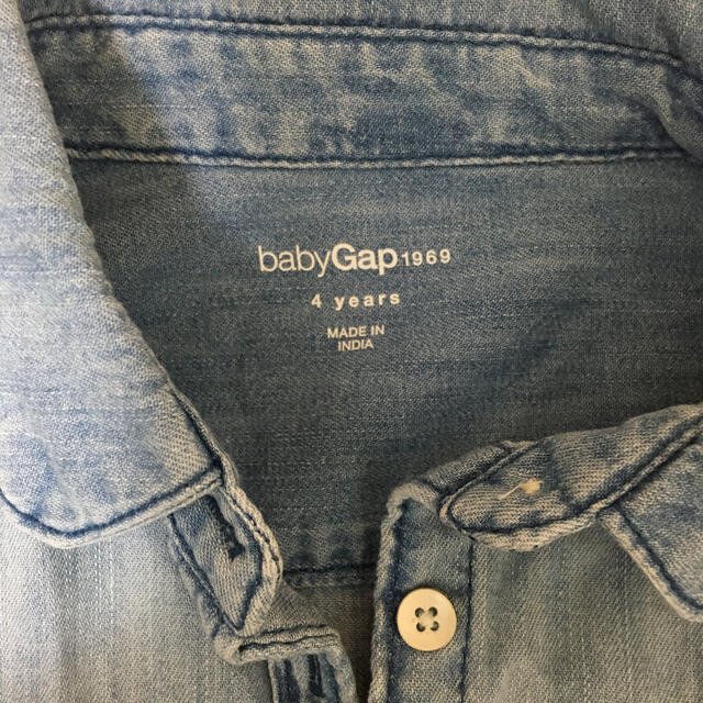 babyGAP(ベビーギャップ)のbaby GAP ブルーデニムシャツ105 キッズ/ベビー/マタニティのキッズ服男の子用(90cm~)(ブラウス)の商品写真