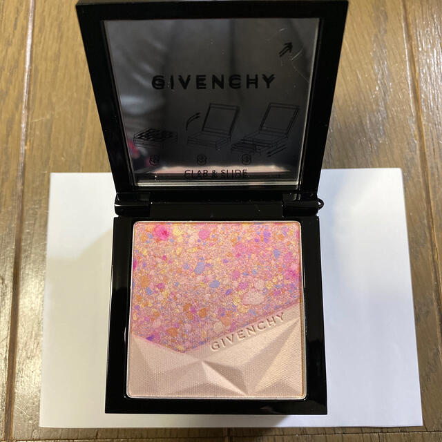 GIVENCHY(ジバンシィ)のジバンシイ　フェイスパウダー限定品 コスメ/美容のベースメイク/化粧品(ファンデーション)の商品写真