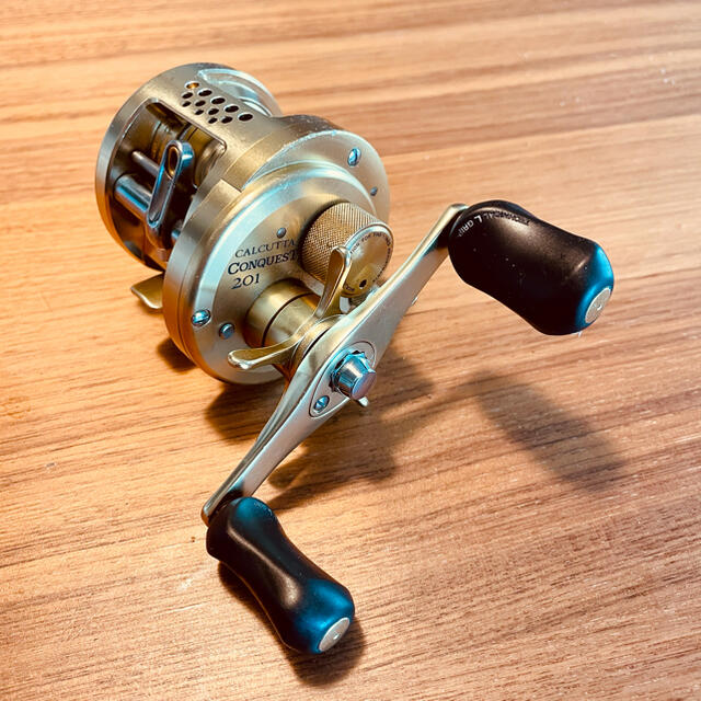 SHIMANO(シマノ)のシマノ リール CALCUTTA CONQUEST 201 left スポーツ/アウトドアのフィッシング(リール)の商品写真