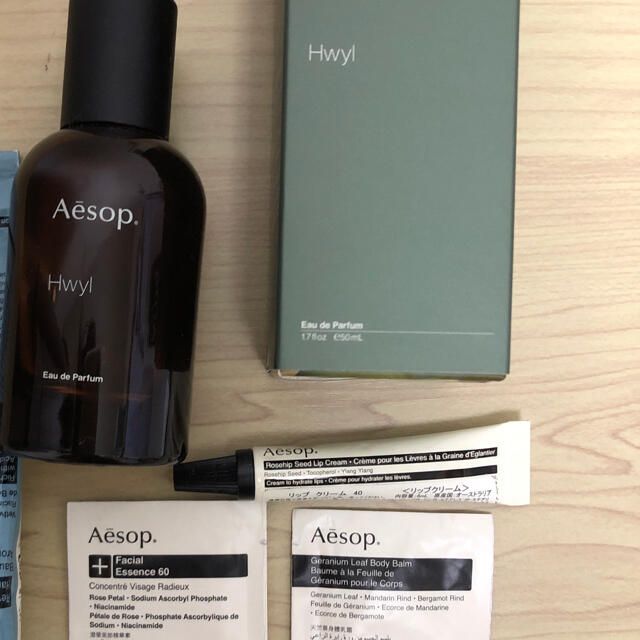 Aesop(イソップ)のイソップ計4点セット　ヒュイル+リップクリーム　おまけ2点 コスメ/美容の香水(ユニセックス)の商品写真