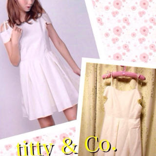 ティティアンドコー(titty&co)のホワイトオフショルダーワンピ👗(ミニワンピース)