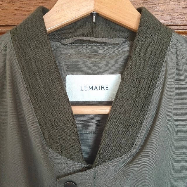 LEMAIRE(ルメール)のLEMAIRE　RIB COLLAR BLOUSEN オリーブ メンズのジャケット/アウター(ミリタリージャケット)の商品写真