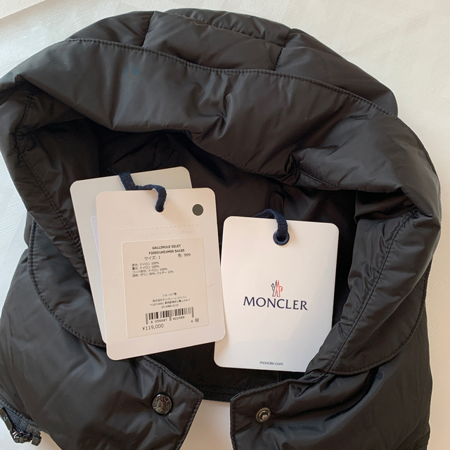 MONCLER(モンクレール)のモンクレールダウンベスト レディースのジャケット/アウター(ダウンベスト)の商品写真