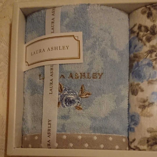 LAURA ASHLEY(ローラアシュレイ)のローラアシュレイ　タオルハンカチ 2枚セット　新品未使用品 レディースのファッション小物(ハンカチ)の商品写真