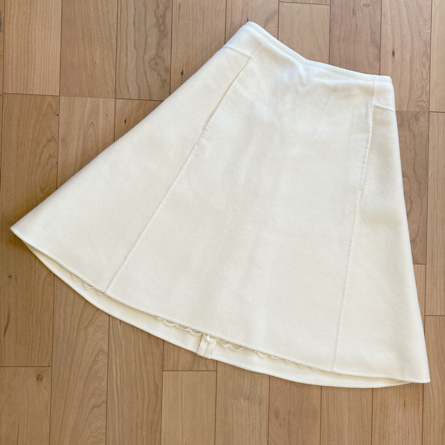 FOXEY(フォクシー)の今日まで値下FOXEY❤️フォクシー　カシミヤ100 ホワイトスカート38 レディースのスカート(ひざ丈スカート)の商品写真