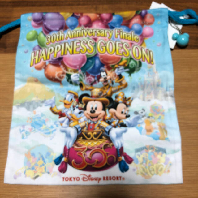Disney(ディズニー)のTDRディズニー 巾着袋 マスコットボールチェーン付き ミッキー エンタメ/ホビーのおもちゃ/ぬいぐるみ(キャラクターグッズ)の商品写真