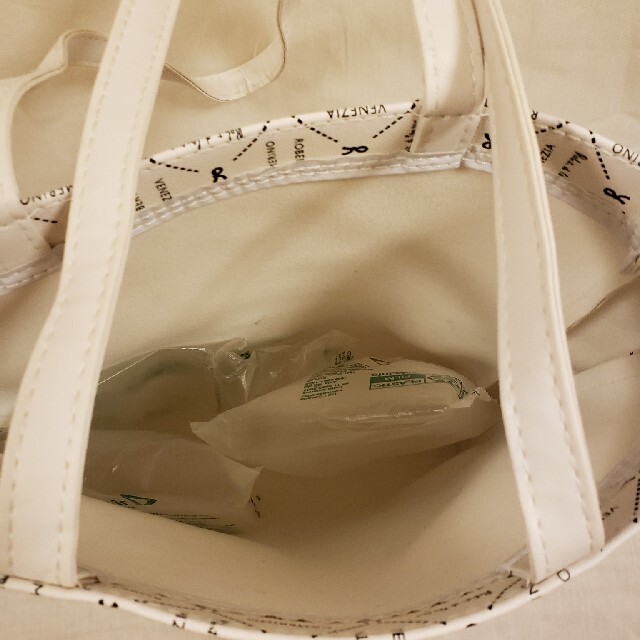 ROBERTA DI CAMERINO(ロベルタディカメリーノ)のロベルタ☆春白トートバッグ レディースのバッグ(トートバッグ)の商品写真