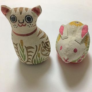 ムジルシリョウヒン(MUJI (無印良品))の 真工藝　木版手染めぬいぐるみ　猫　うさぎ　民芸品(置物)