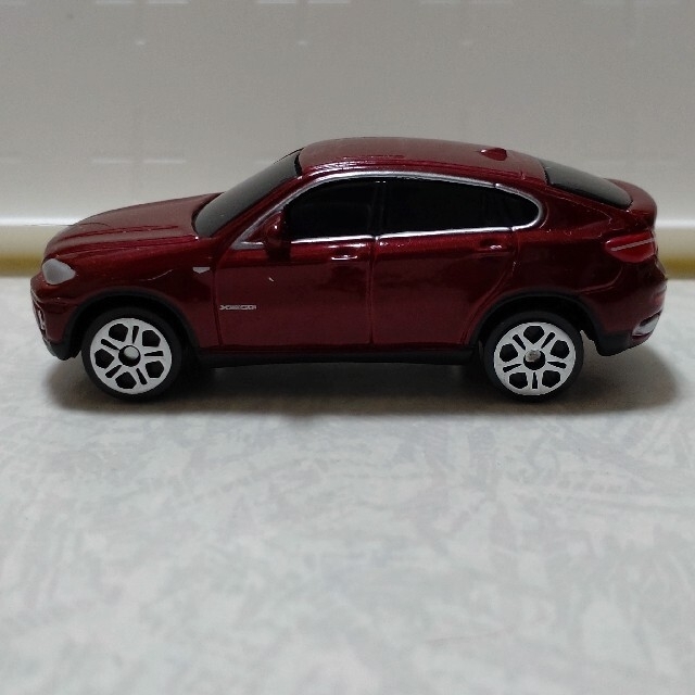 BMW(ビーエムダブリュー)のBMW X6　レッド  ミニカー　80452149157 純正 エンタメ/ホビーのおもちゃ/ぬいぐるみ(ミニカー)の商品写真