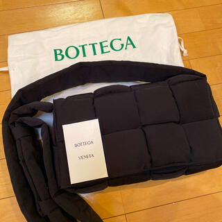 ボッテガヴェネタ(Bottega Veneta)の人気 レア商品 ボッテガべネタ ザ・パデッド テック カセット 黒(ショルダーバッグ)