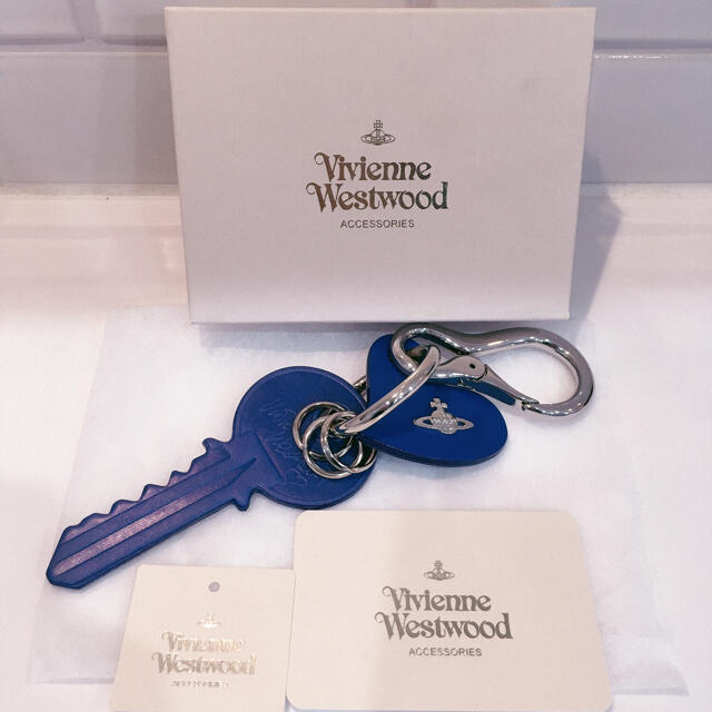 Vivienne Westwood(ヴィヴィアンウエストウッド)のvivienne ヴィヴィアンウエストウッド　キーホルダー　チャーム箱付き正規品 レディースのファッション小物(キーホルダー)の商品写真