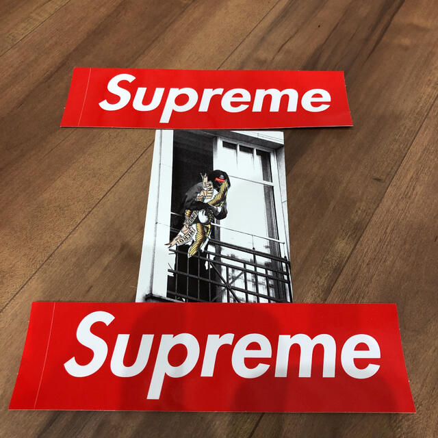 Supreme(シュプリーム)のSupreme®/ANTIHERO® Balcony Tee  ステッカー メンズのトップス(Tシャツ/カットソー(半袖/袖なし))の商品写真