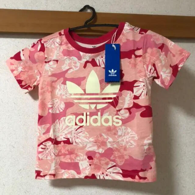 adidas(アディダス)のadidas 総柄Tシャツ キッズ/ベビー/マタニティのキッズ服女の子用(90cm~)(Tシャツ/カットソー)の商品写真