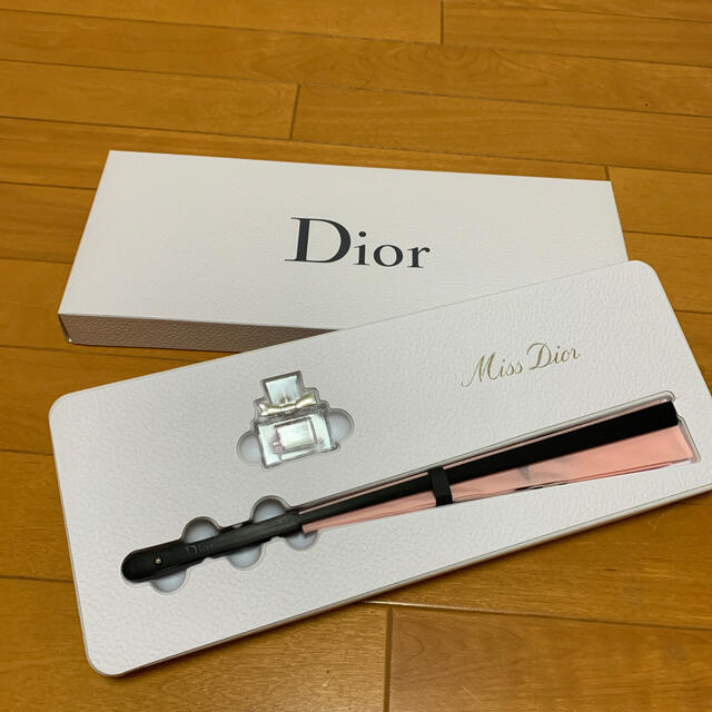 Dior(ディオール)の【新品未使用】Dior 香水 & 扇子 エンタメ/ホビーのコレクション(ノベルティグッズ)の商品写真