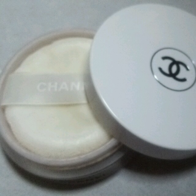 CHANEL(シャネル)の残量9割近くシャネルフェイスパウダー コスメ/美容のベースメイク/化粧品(フェイスパウダー)の商品写真