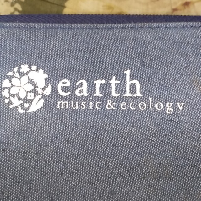 earth music & ecology(アースミュージックアンドエコロジー)のearth長財布 レディースのファッション小物(財布)の商品写真