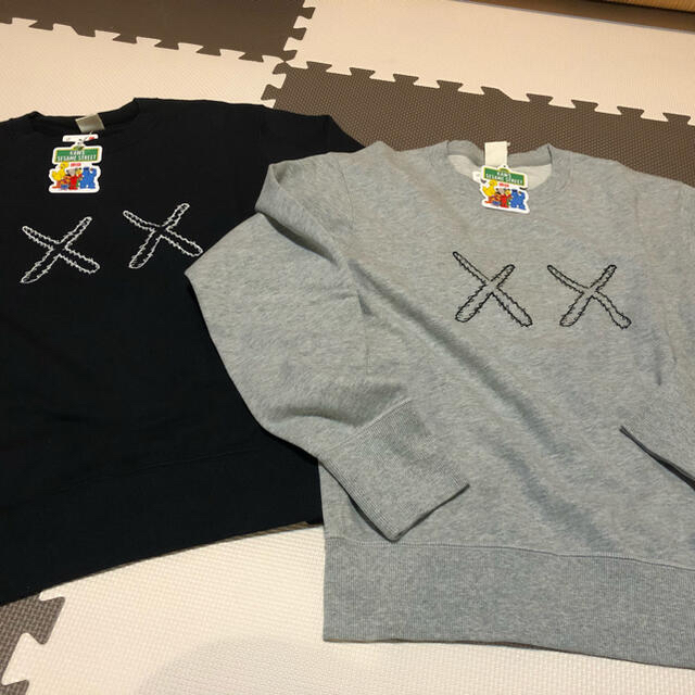 kaws カウズ　ユニクロ　スウェット　ブラック　グレー　セット　価格交渉どうぞ メンズのトップス(スウェット)の商品写真