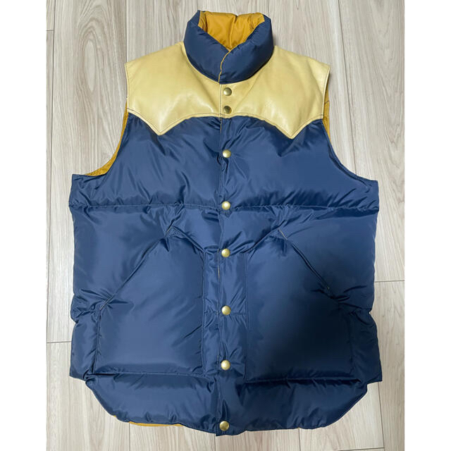 Rocky Mountain Featherbed(ロッキーマウンテンフェザーベッド)のrocky  mountain down vest 40 navy  ダウン メンズのジャケット/アウター(ダウンベスト)の商品写真