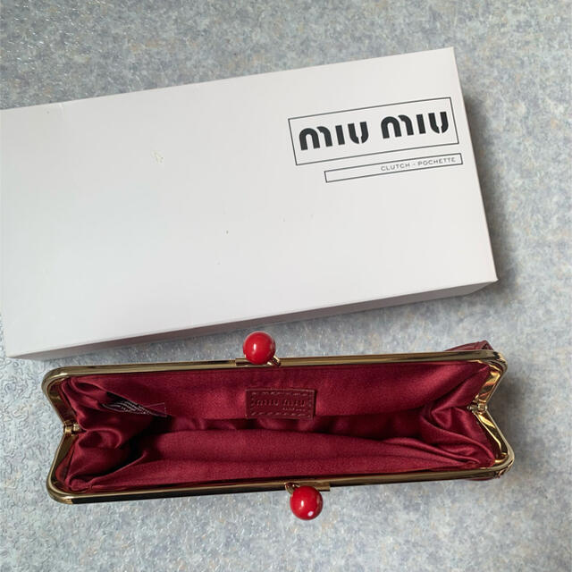 miumiu(ミュウミュウ)のmiumiu ポーチ　新品未使用品 レディースのファッション小物(ポーチ)の商品写真