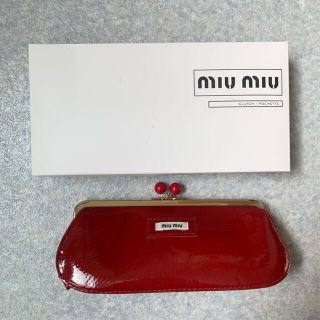 ミュウミュウ(miumiu)のmiumiu ポーチ　新品未使用品(ポーチ)