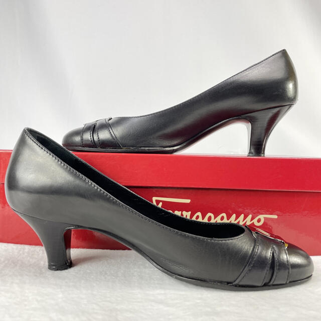 Salvatore Ferragamo(サルヴァトーレフェラガモ)の【良品】フェラガモ ヴァラ 金具 プレーントゥ レザー ローヒール パンプス レディースの靴/シューズ(ハイヒール/パンプス)の商品写真