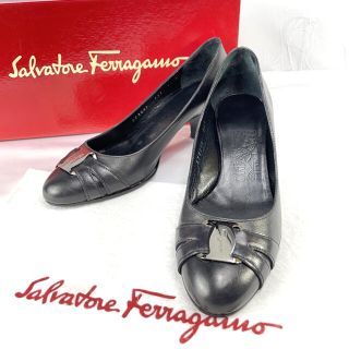 サルヴァトーレフェラガモ(Salvatore Ferragamo)の【良品】フェラガモ ヴァラ 金具 プレーントゥ レザー ローヒール パンプス(ハイヒール/パンプス)