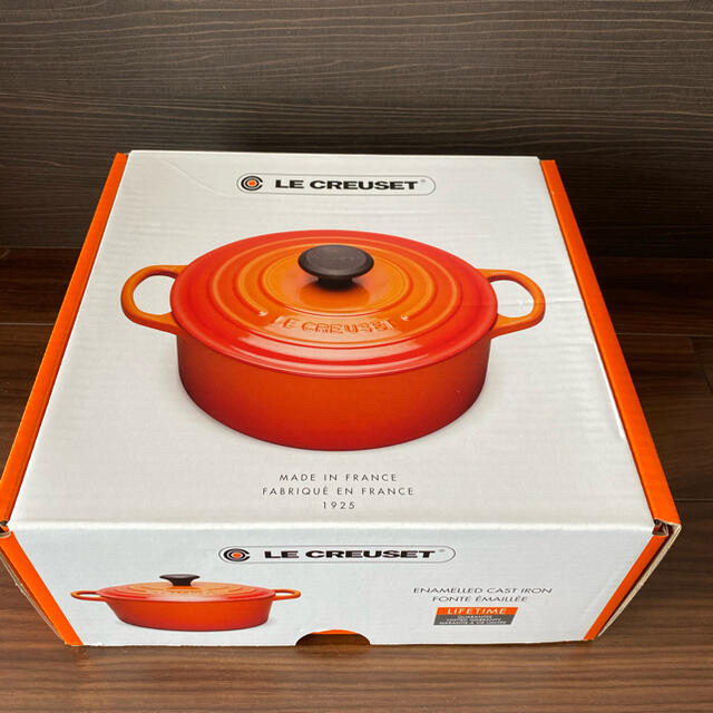 LE CREUSET(ルクルーゼ)の新品未使用 ルクルーゼ ココットロンド（ブラックツマミ）オレンジ 22cm インテリア/住まい/日用品のキッチン/食器(鍋/フライパン)の商品写真