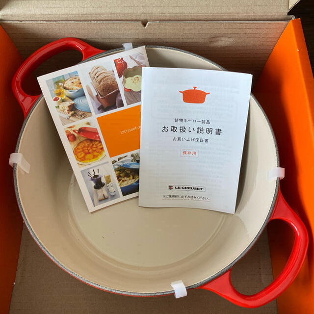 LE CREUSET(ルクルーゼ)の新品未使用 ルクルーゼ ココットロンド（ブラックツマミ）オレンジ 22cm インテリア/住まい/日用品のキッチン/食器(鍋/フライパン)の商品写真