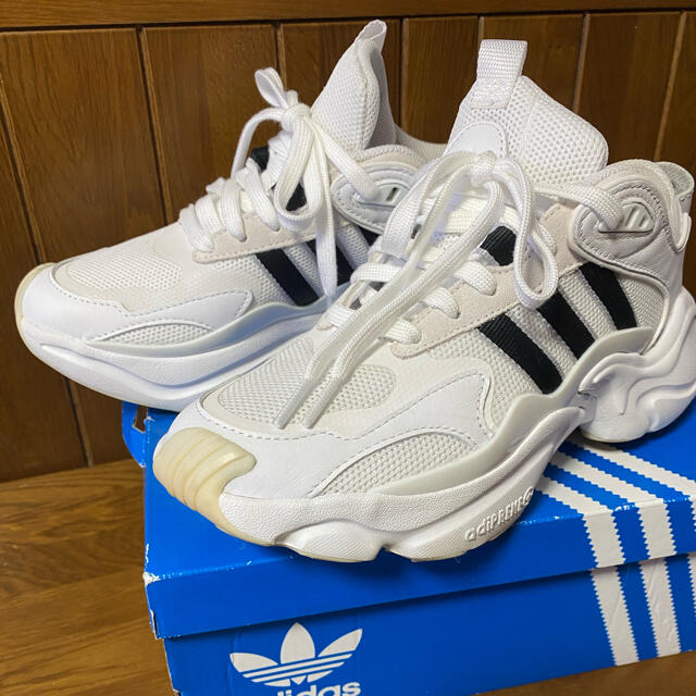 adidas マグマランナー