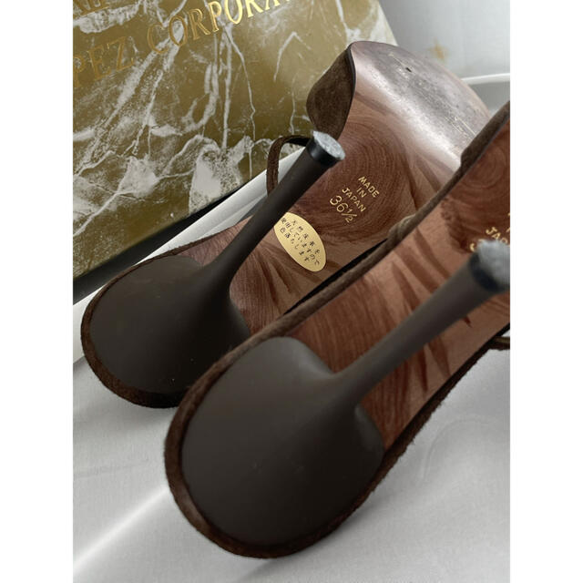 VII XII XXX(セヴントゥエルヴサーティ)のセブントゥエルブサーティ　コサージュ付きミュール　ブラウン茶色36ハーフ　24 レディースの靴/シューズ(ハイヒール/パンプス)の商品写真