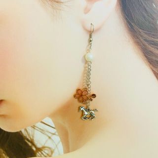 揺れる♪桜とお馬さんのピアス(シルバー)☆ハンドメイド(ピアス)