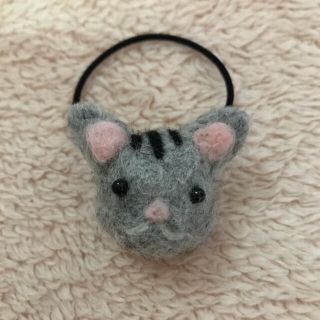 ハンドメイド　羊毛フェルト　グレーの猫しま模様(ヘアアクセサリー)