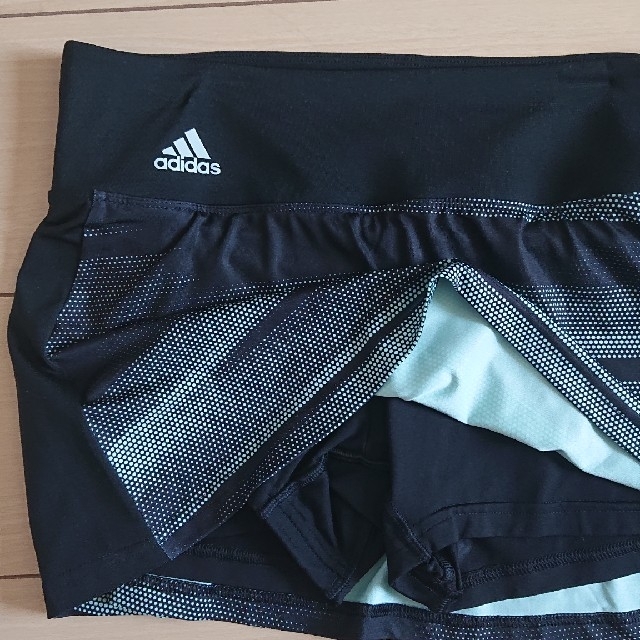 adidas(アディダス)の値下げ中❗テニス スコート！アディダス スポーツ/アウトドアのテニス(ウェア)の商品写真