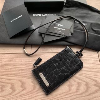 サンローラン(Saint Laurent)の【美品】サンローラン IDケース ネックウォレット　ブラック　クロコ型押し(コインケース/小銭入れ)