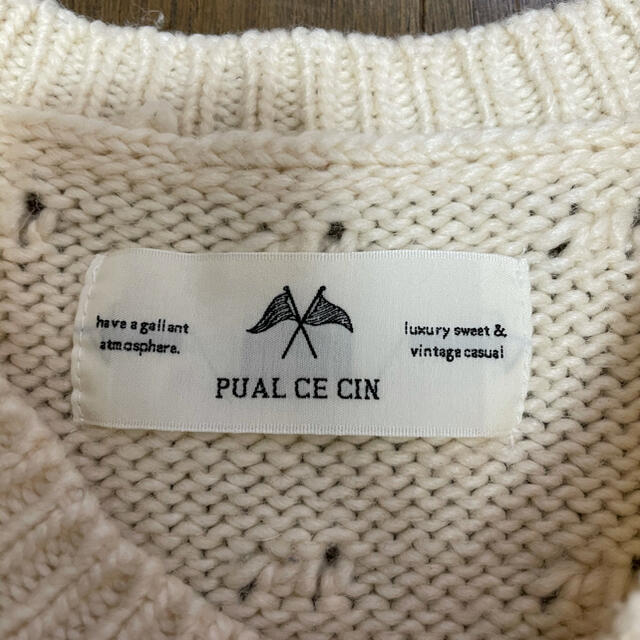 pual ce cin(ピュアルセシン)のPUAL CE CIN 白ニット レディースのトップス(ニット/セーター)の商品写真
