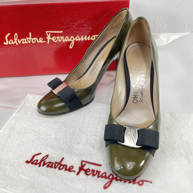Salvatore Ferragamo(サルヴァトーレフェラガモ)の専用✴︎フェラガモ ヴァラ リボン エナメル ヒール パンプス 6 D レディースの靴/シューズ(ハイヒール/パンプス)の商品写真