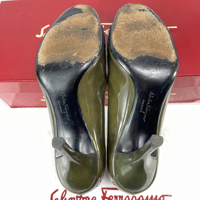 Salvatore Ferragamo(サルヴァトーレフェラガモ)の専用✴︎フェラガモ ヴァラ リボン エナメル ヒール パンプス 6 D レディースの靴/シューズ(ハイヒール/パンプス)の商品写真