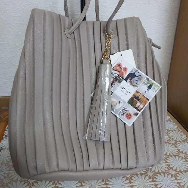 しまむら(シマムラ)の未使用 MUMU しまむら プリーツショルダーバッグ 淡茶 レディースのバッグ(ショルダーバッグ)の商品写真