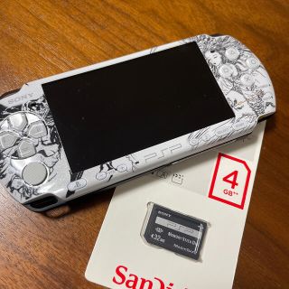 プレイステーションポータブル(PlayStation Portable)のPSP 本体とメモリースティック(携帯用ゲーム機本体)