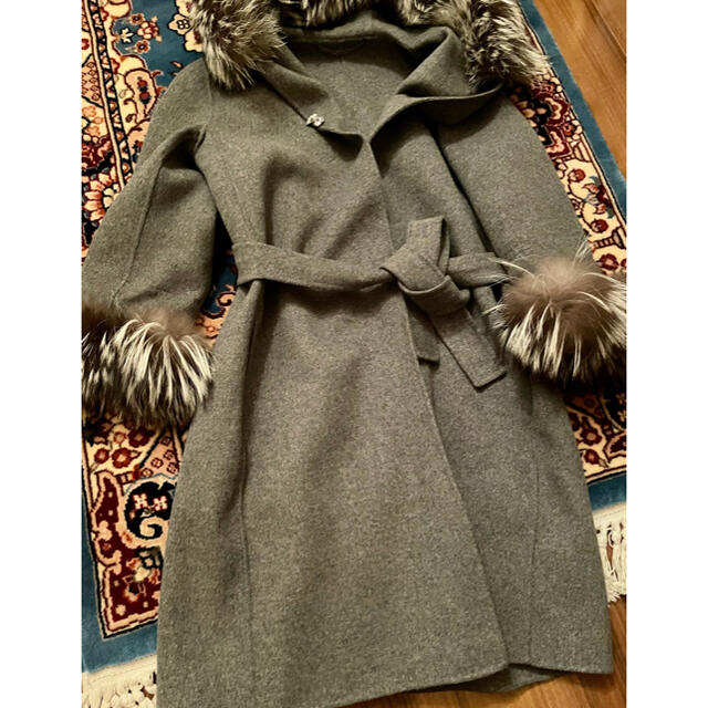 S maxmara のwool一枚仕立ての灰色コート silver foxファー