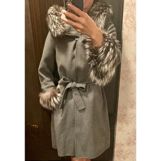 S maxmara のwool一枚仕立ての灰色コート silver foxファー