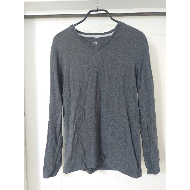 GAP(ギャップ)のGAP　長袖　Vネック　ダークグレー メンズのトップス(Tシャツ/カットソー(七分/長袖))の商品写真