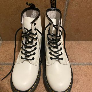 ドクターマーチン(Dr.Martens)の最終値下げ！ドクターマーチン　ホワイト　8ホール　UK4(ブーツ)