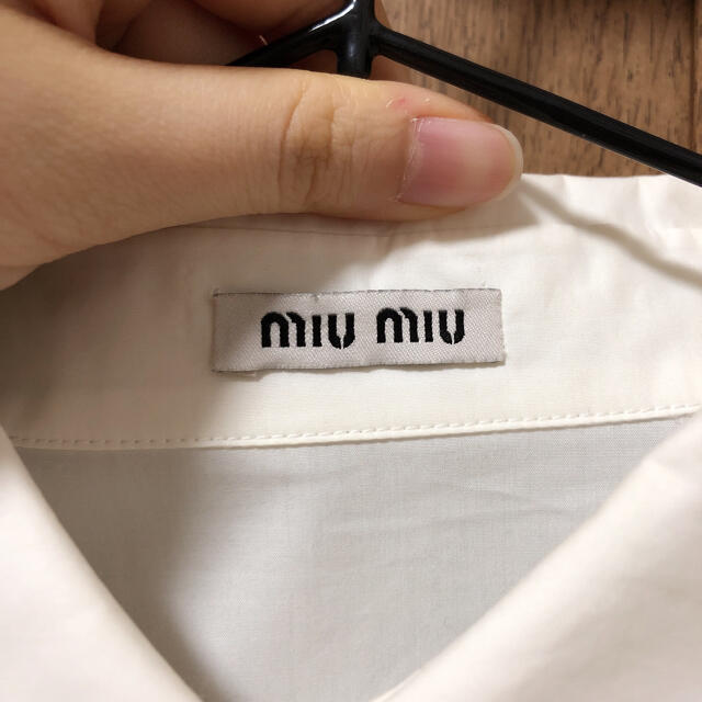 miumiu(ミュウミュウ)の【未使用】　miumiu シャツ　　 レディースのトップス(Tシャツ(長袖/七分))の商品写真