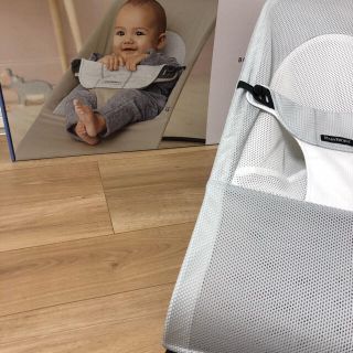 ベビービョルン(BABYBJORN)のベビービョルン　AIRバウンサー  メッシュ　シルバー(抱っこひも/おんぶひも)