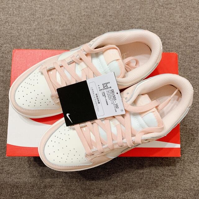 NIKE(ナイキ)の23.5cm NIKE WMNS DUNK LOW ORANGE PEARL レディースの靴/シューズ(スニーカー)の商品写真