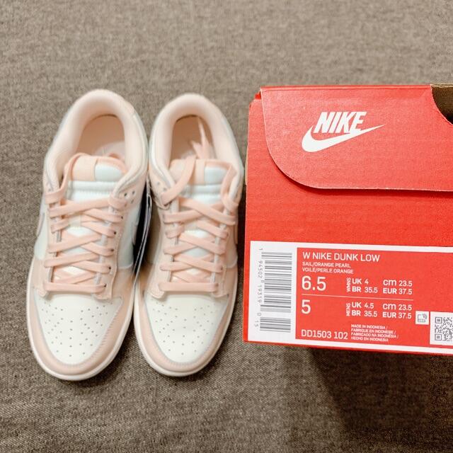 NIKE(ナイキ)の23.5cm NIKE WMNS DUNK LOW ORANGE PEARL レディースの靴/シューズ(スニーカー)の商品写真