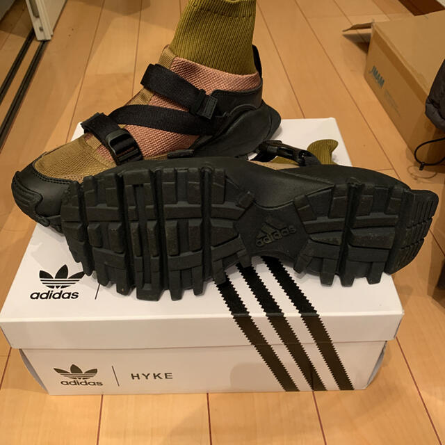 HYKE(ハイク)のHYKE adidas コラボ スニーカー　新品未使用 メンズの靴/シューズ(スニーカー)の商品写真